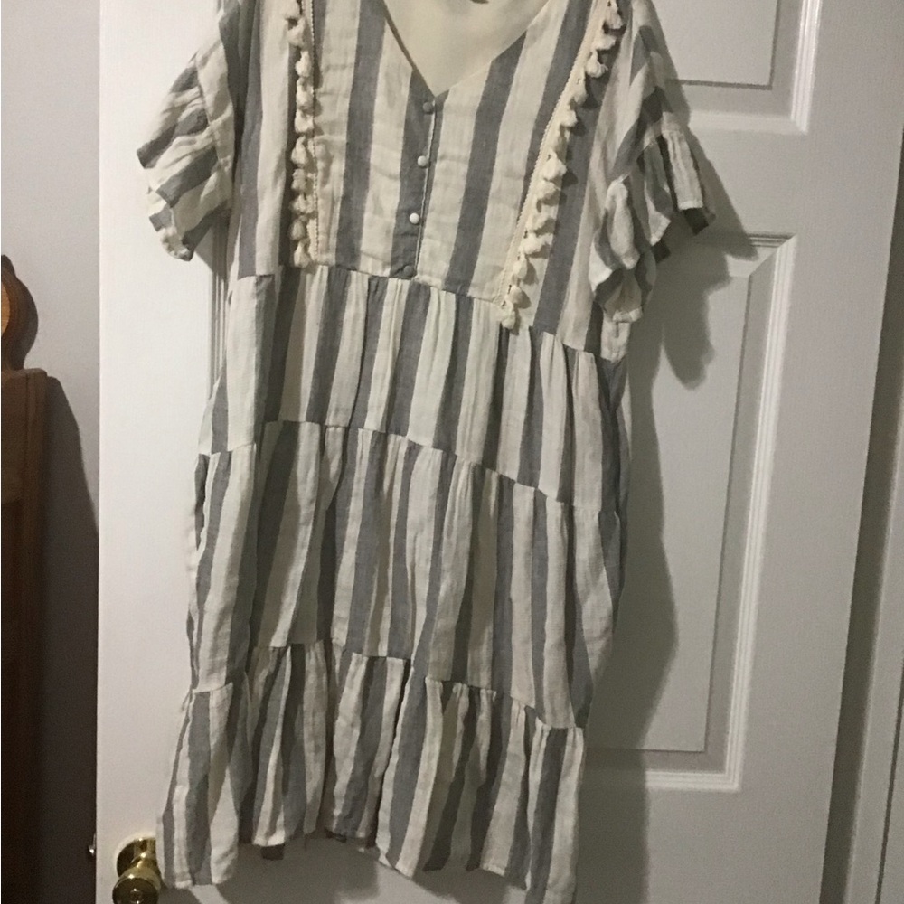 3 dresses- Cream and Gray dress,black and white, gray with ruffled sleeves. - Picture 6 of 9